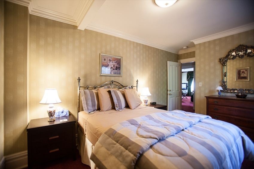 Main floor queen bedroom - Governor's Walk - Niagara-on-the-Lake